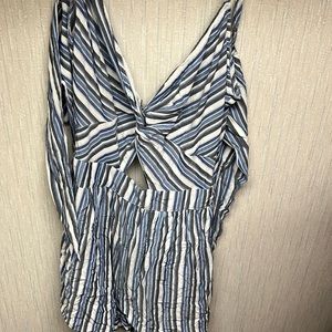 Aéropostale tie-back romper, size Small